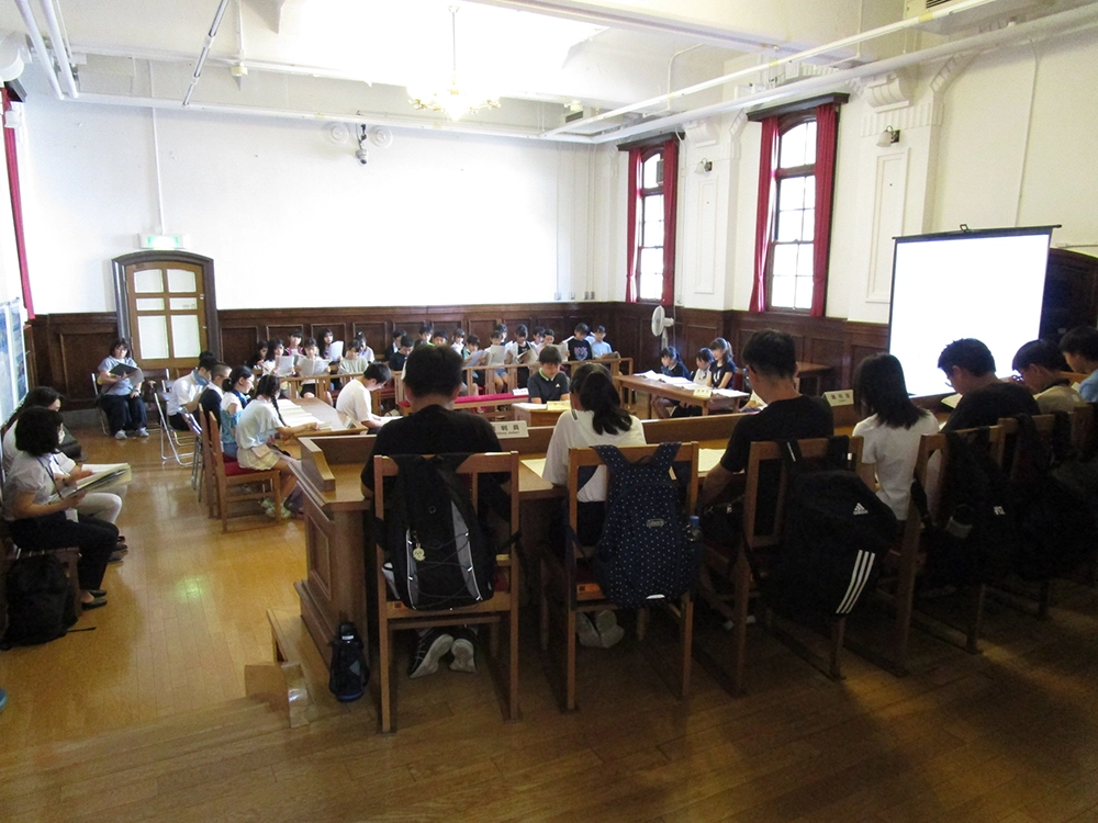 模擬裁判中の小学生