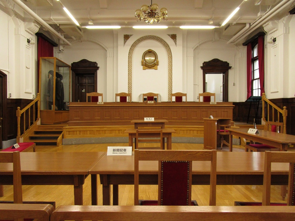 刑事法廷展示室内の全体