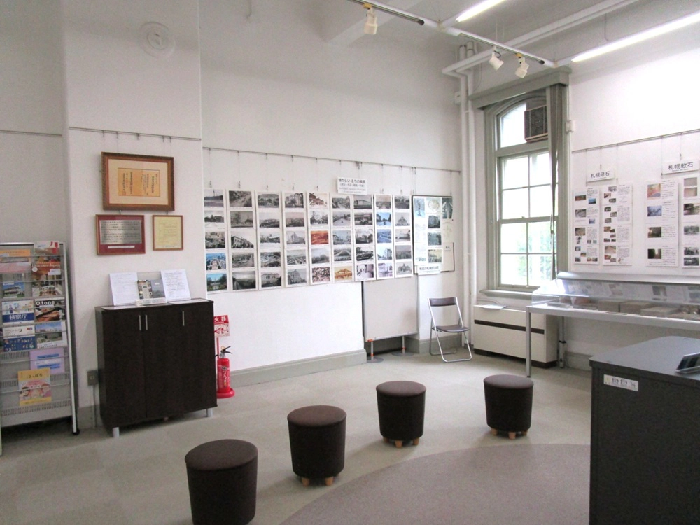 展示物 壁に貼られた写真など