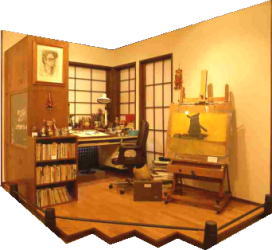再現したアトリエ 書棚や机、イーゼルとキャンバス